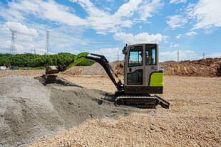 工地中的挖掘机作业场景