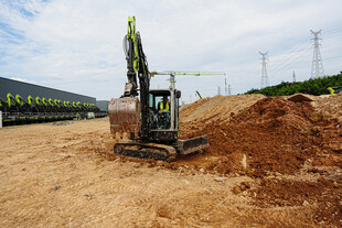 工地挖掘机作业场景