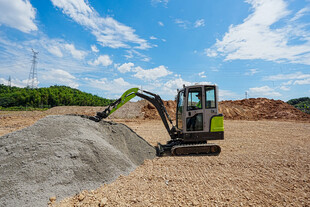 挖掘机作业于开阔场地