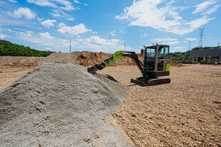 工地装载机作业场景