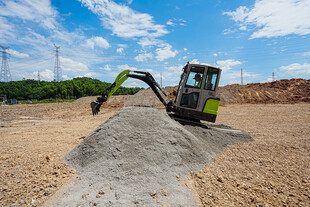 挖掘机作业于沙土场地