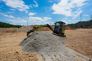 工地挖掘机与砂石场景