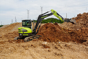 工地作业的绿色挖掘机