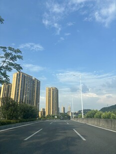 宽阔公路旁的林立高楼