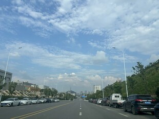 宽阔道路上的车辆与蓝天