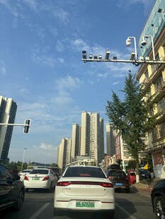 城市道路上的车辆与高楼