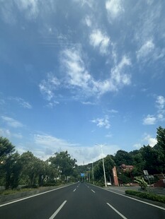 宽阔公路蓝天白云绿树
