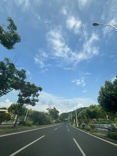 宽阔公路与蓝天白云绿树