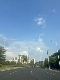 宽阔公路与蓝天白云景色