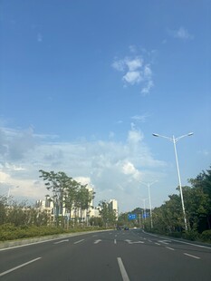 宽阔公路与蓝天绿树风景