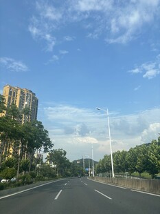 宽阔公路旁的城市风景