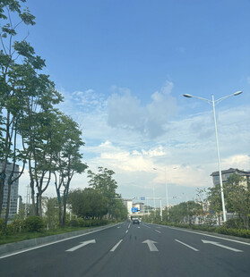 宽阔公路风景