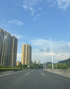 城市公路旁的高楼与蓝天