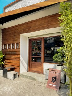 木质风格温馨小店外观