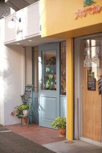 温馨街边小店外观