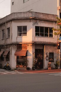 街角复古建筑外观