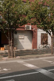 街边静谧的建筑与绿树
