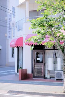 街边精致小店外观