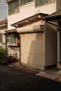 住宅旁的小型车库