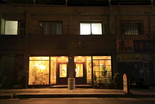 夜晚亮灯的建筑入口