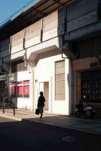 街道旁的行人与老旧建筑