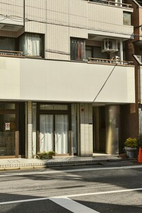 街道旁的日式建筑外观