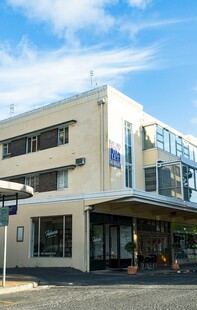 街边的两层白色建筑