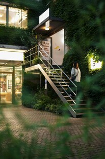 现代住宅户外楼梯夜景