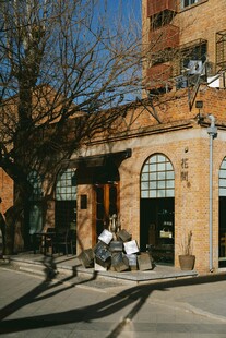 街边复古风格的建筑店铺