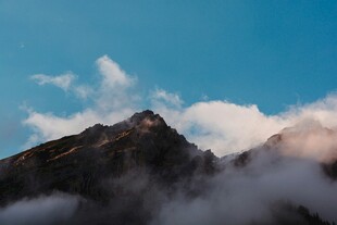 云雾缭绕的巍峨山峰
