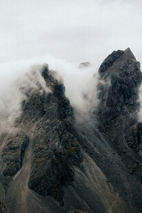 云雾缭绕的巍峨山峰