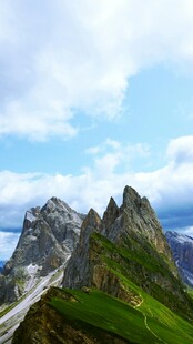 壮丽山峰与蓝天美景