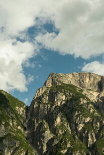 巍峨高山与蓝天白云美景