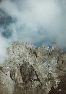 巍峨山峰与天际白云