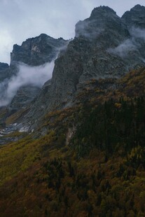 云雾缭绕的壮丽山景