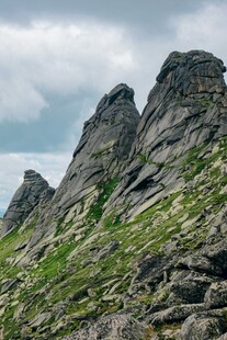 巍峨嶙峋的高山景观