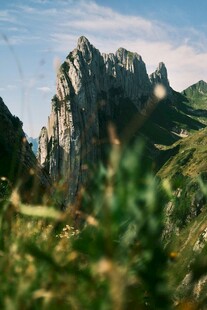 巍峨山峰与葱郁植被