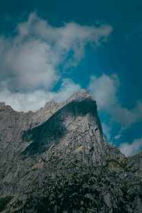 巍峨高山与蓝天云朵