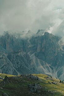云雾缭绕的壮丽山景
