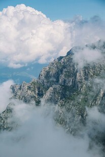 云雾缭绕的壮丽山景