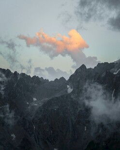 山间彩云绕峰景如画
