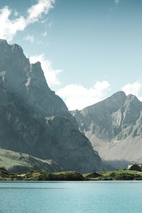 高山湖畔美景