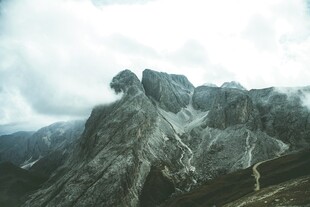 巍峨山峦云雾缭绕