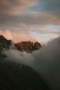 云雾缭绕中的壮丽山景