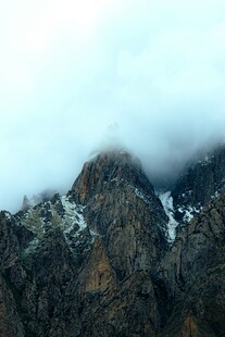 云雾缭绕的巍峨山峰