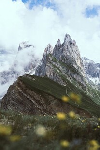 巍峨雪山下的壮美自然景观