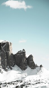 雪山峻岭壮丽风光