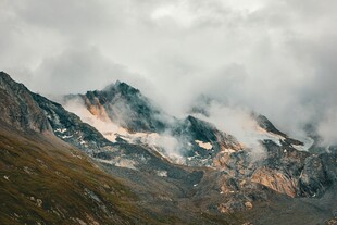 云雾缭绕的壮美山峰