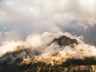 云雾缭绕下的壮丽山峰