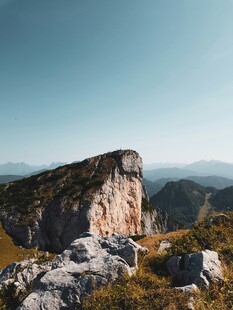 悬崖边壮丽山景